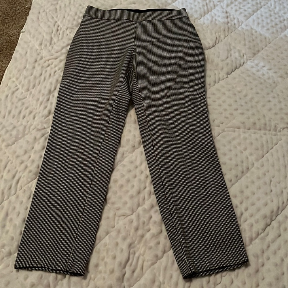 Target women’s size 2, casual pants. Black and white, worn once!